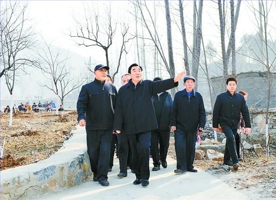 11月27日，省委書記、省人大常委會主任張慶黎到加強(qiáng)基層建設(shè)年活動聯(lián)系點(diǎn)淶水縣悟空寺村看望慰問村民，向當(dāng)?shù)馗刹咳罕娦v黨的十八大精神。這是張慶黎在悟空寺村詳細(xì)了解村容村貌的建設(shè)情況。郭昭 攝