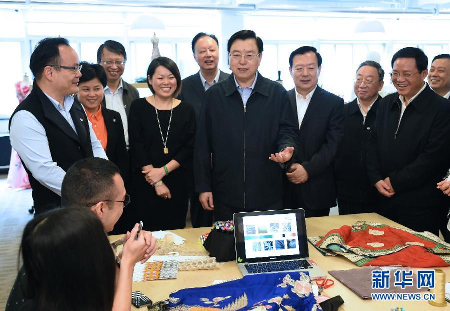 5月8日至11日，中共中央政治局常委、全國(guó)人大常委會(huì)委員長(zhǎng)張德江在浙江調(diào)研。這是5月9日，張德江來(lái)到位于嘉興市的雅瑩服裝有限公司，了解公司的服裝設(shè)計(jì)、生產(chǎn)和銷售情況。新華社記者 馬占成 攝 
