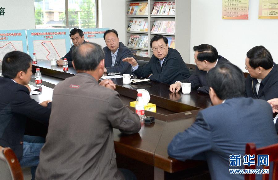 這是5月9日，張德江到湖州市妙西鎮(zhèn)調(diào)研，與基層人大代表座談。新華社記者 馬占成 攝 