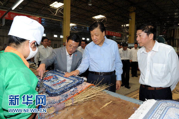 這是7月18日，劉云山在青海藏羊地毯集團(tuán)有限公司調(diào)研。新華社記者 饒愛(ài)民 攝