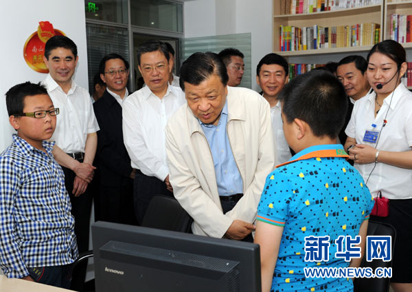 7月17日至19日，中共中央政治局常委、中央書(shū)記處書(shū)記劉云山在青海調(diào)研。這是7月18日，劉云山在西寧市南山西社區(qū)調(diào)研。 新華社記者饒愛(ài)民 攝