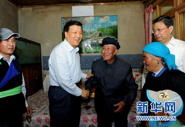7月17日至19日，中共中央政治局常委、中央書(shū)記處書(shū)記劉云山在青海調(diào)研。這是7月17日，劉云山在海東市互助土族自治縣東山鄉(xiāng)白牙合村看望老黨員。新華社記者 饒愛(ài)民 攝