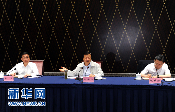 部分省區(qū)市教育實(shí)踐活動(dòng)工作座談會(huì)近日先后在西寧、上海召開，中共中央政治局常委、中央黨的群眾路線教育實(shí)踐活動(dòng)領(lǐng)導(dǎo)小組組長(zhǎng)劉云山出席并講話。這是7月23日，劉云山出席上海座談會(huì)并講話。新華社記者 饒愛民 攝 