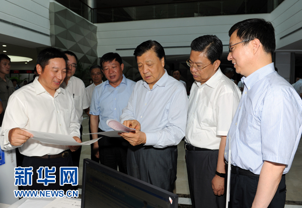  7月22日至23日，中共中央政治局常委、中央書記處書記劉云山在上海調(diào)研。這是7月22日，劉云山在中國(guó)（上海）自貿(mào)試驗(yàn)區(qū)外高橋綜合服務(wù)大廳調(diào)研。新華社記者 饒愛民 攝 