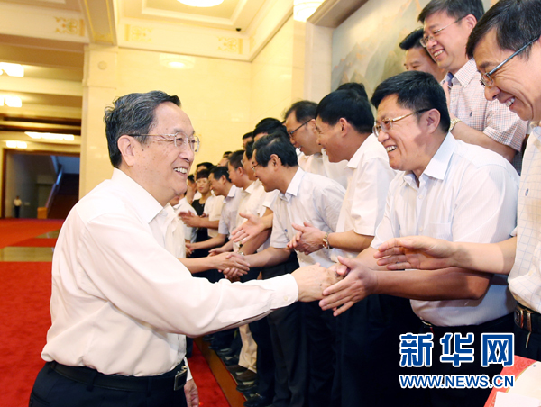 會前，俞正聲、張高麗接見援藏干部代表，向參加對口支援西藏工作的各地區(qū)各部門各單位和廣大援藏干部表示誠摯問候。新華社記者 姚大偉 攝