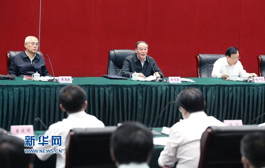 5月8日至10日，中共中央政治局常委、中央紀(jì)委書記王岐山到浙江省調(diào)研，并主持召開部分省區(qū)市紀(jì)委書記座談會。這是5月9日，王岐山在嘉興主持召開部分省區(qū)市紀(jì)委書記座談會。新華社記者 姚大偉 攝 