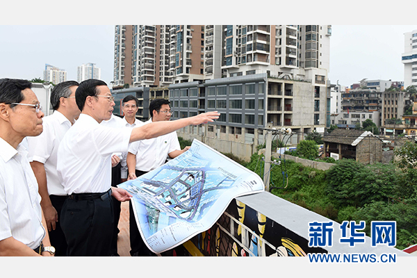 9月16日至18日，中共中央政治局常委、國務院副總理張高麗在廣西調(diào)研。這是9月16日，張高麗實地考察南寧水街棚戶區(qū)改造項目現(xiàn)場。 新華社記者張鐸攝 