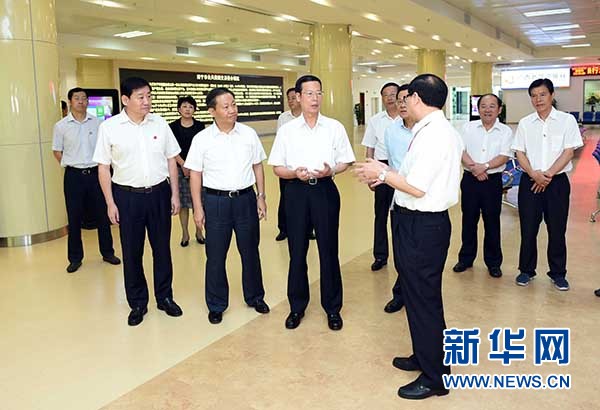 9月16日至18日，中共中央政治局常委、國務院副總理張高麗在廣西調(diào)研。這是9月17日，張高麗在南寧市公共資源交易中心對外服務大廳了解自治區(qū)簡政放權(quán)有關(guān)工作。 新華社記者張鐸攝