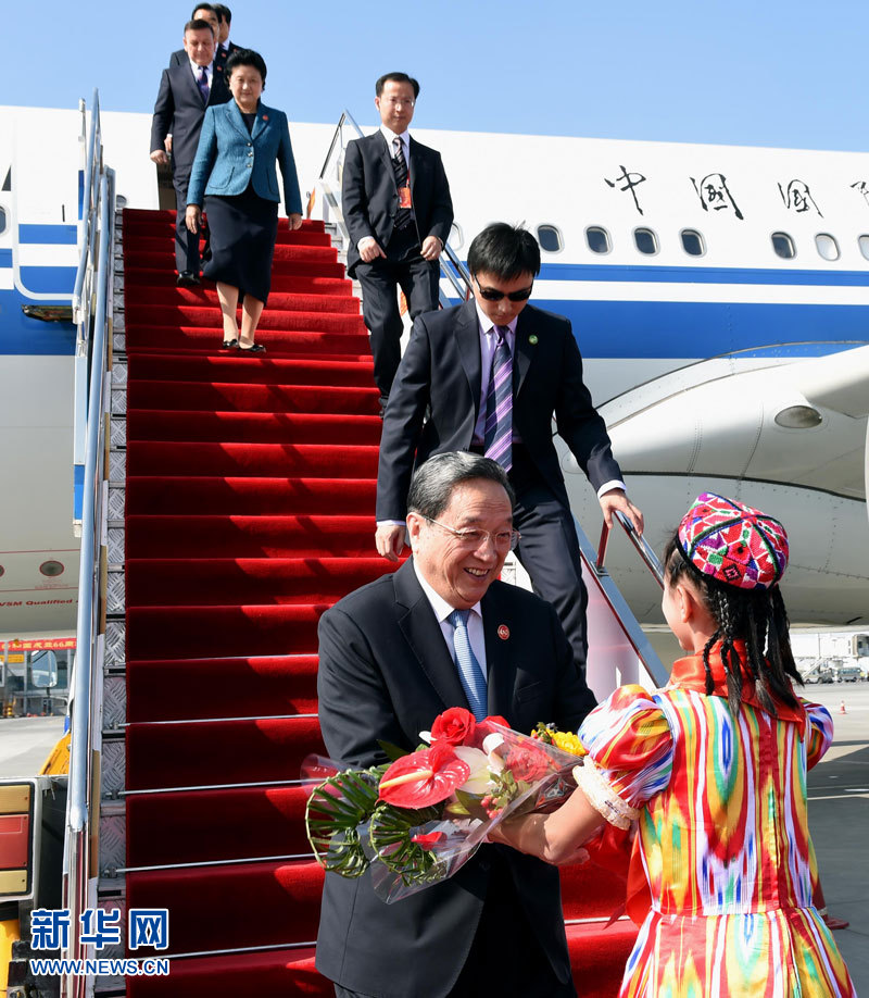 9月25日，以中共中央政治局常委、全國政協(xié)主席俞正聲為團(tuán)長的中央代表團(tuán)飛抵烏魯木齊，出席新疆維吾爾自治區(qū)成立60周年慶祝活動(dòng)。新華社記者 饒愛民 攝