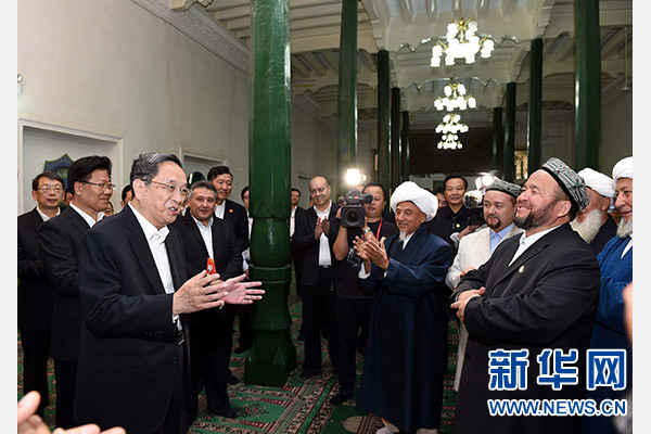 9月26日，中共中央政治局常委、全國政協(xié)主席、中央代表團團長俞正聲率中央代表團部分成員赴喀什看望各族干部群眾。這是俞正聲等來到喀什市艾提尕爾清真寺，與喀什地區(qū)宗教人士代表交流。新華社記者 饒愛民 攝  