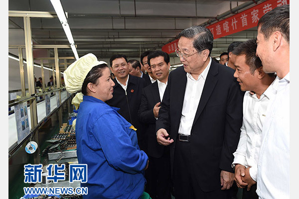 這是俞正聲等在喀什經(jīng)濟開發(fā)區(qū)深圳產(chǎn)業(yè)園視察電子產(chǎn)品生產(chǎn)線，并與現(xiàn)場工人親切交流。新華社記者 饒愛民 攝