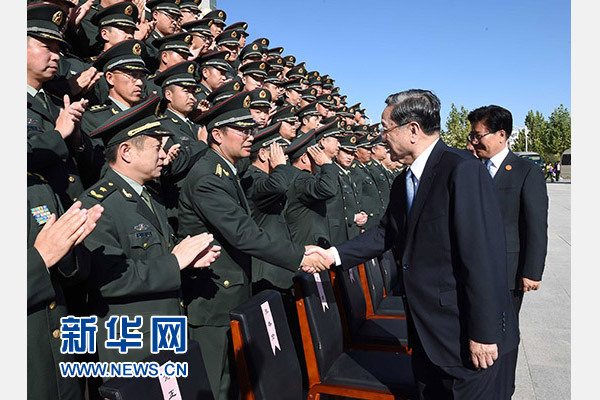 這是俞正聲等赴南疆軍區(qū)慰問，會見官兵代表。新華社記者 饒愛民 攝