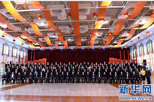 這是俞正聲同喀什地區(qū)有關(guān)負(fù)責(zé)同志、各界人士代表、援疆干部代表合影留念。新華社記者 饒愛民 攝