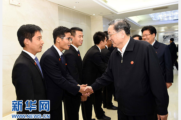 這是俞正聲會見在喀什地區(qū)鄉(xiāng)鎮(zhèn)工作的內(nèi)地高校畢業(yè)生代表。新華社記者 饒愛民 攝