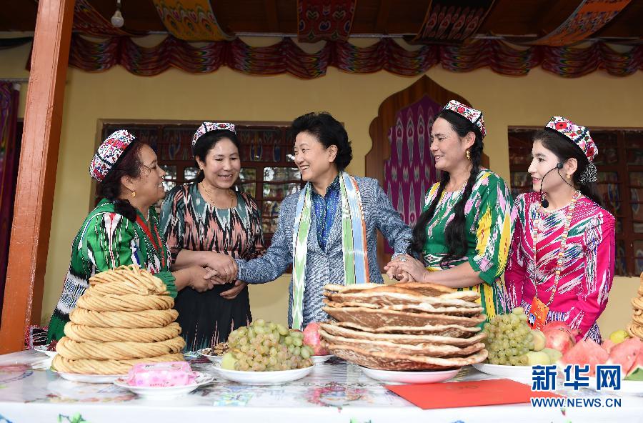 　9月26日，中共中央政治局委員、國(guó)務(wù)院副總理、中央代表團(tuán)副團(tuán)長(zhǎng)劉延?xùn)|率中央代表團(tuán)分團(tuán)到和田地區(qū)看望慰問(wèn)各族干部群眾。這是劉延?xùn)|在和田市吉亞鄉(xiāng)喀勒塔吐格曼村與維吾爾族群眾在一起。新華社記者張領(lǐng)攝