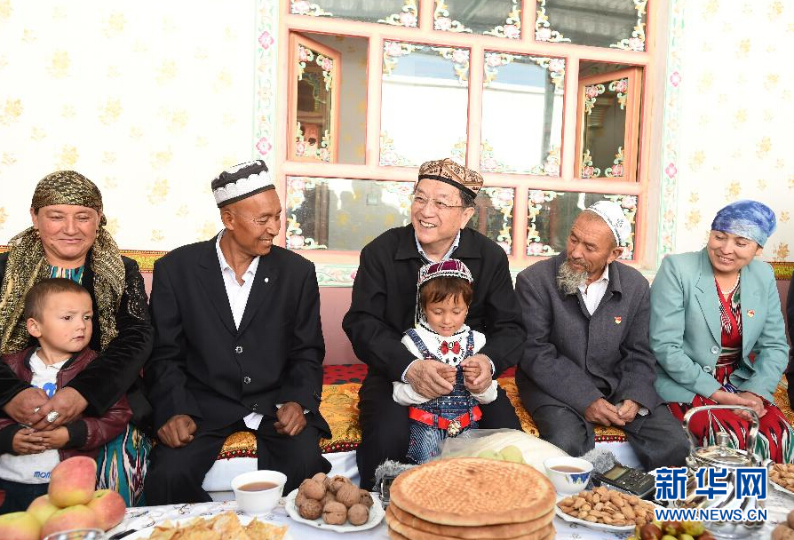 9月27日，中共中央政治局常委、全國(guó)政協(xié)主席、中央代表團(tuán)團(tuán)長(zhǎng)俞正聲率中央代表團(tuán)部分成員赴喀什地區(qū)莎車縣看望各族干部群眾。這是俞正聲在莎車縣艾力西湖鎮(zhèn)21村看望維吾爾族村民阿布來(lái)提&middot;阿不力孜一家。新華社記者 高潔 攝