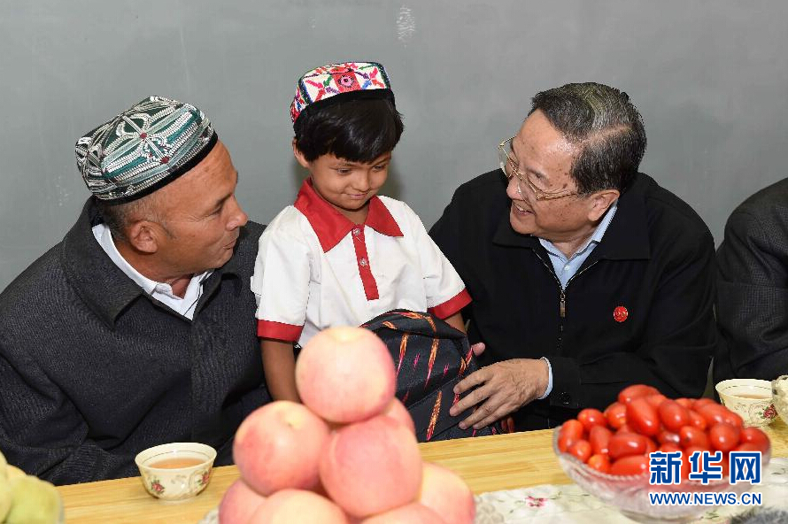 9月27日，中共中央政治局常委、全國(guó)政協(xié)主席、中央代表團(tuán)團(tuán)長(zhǎng)俞正聲率中央代表團(tuán)部分成員赴喀什地區(qū)莎車縣看望各族干部群眾。這是俞正聲到新疆生產(chǎn)建設(shè)兵團(tuán)第三師莎車農(nóng)場(chǎng)維吾爾族團(tuán)場(chǎng)職工家中看望，并向小朋友贈(zèng)送學(xué)習(xí)用品。新華社記者 饒愛(ài)民 攝