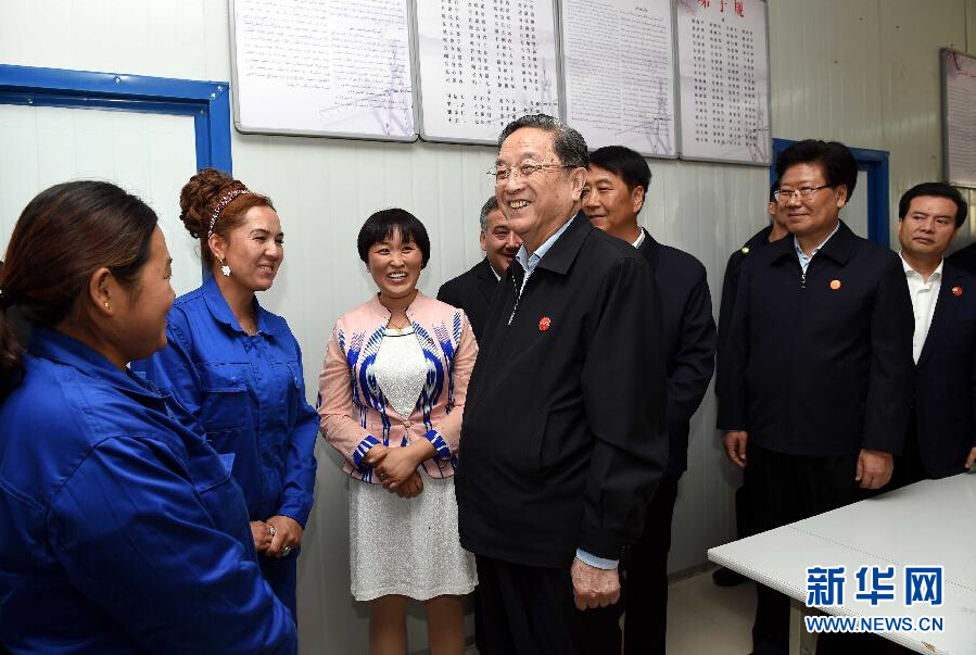 9月27日，中共中央政治局常委、全國(guó)政協(xié)主席、中央代表團(tuán)團(tuán)長(zhǎng)俞正聲率中央代表團(tuán)部分成員來(lái)到新疆英吉沙縣喀什中興手套有限公司考察。新華社記者 饒愛(ài)民 攝 