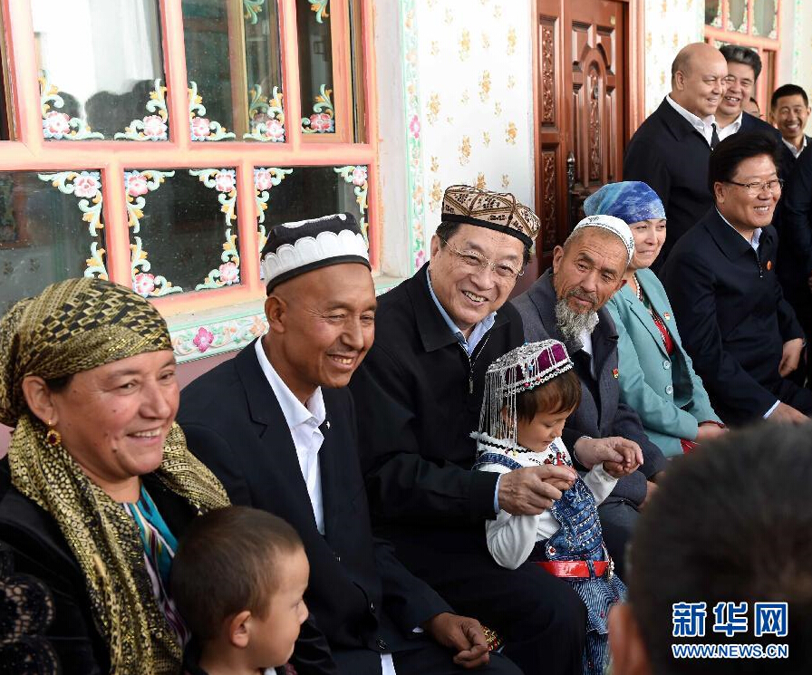 9月27日，中共中央政治局常委、全國(guó)政協(xié)主席、中央代表團(tuán)團(tuán)長(zhǎng)俞正聲率中央代表團(tuán)部分成員赴喀什地區(qū)莎車縣看望各族干部群眾。這是俞正聲在莎車縣艾力西湖鎮(zhèn)21村看望維吾爾族村民阿布來(lái)提&middot;阿不力孜一家。新華社記者 饒愛(ài)民 攝