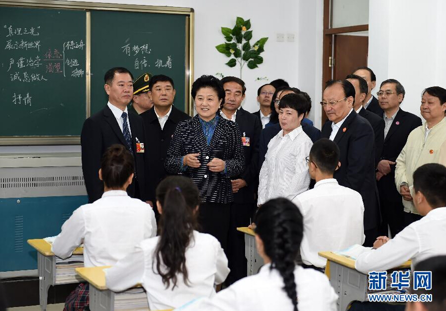 9月27日，中共中央政治局委員、國(guó)務(wù)院副總理、中央代表團(tuán)副團(tuán)長(zhǎng)劉延?xùn)|率中央代表團(tuán)分團(tuán)，帶著黨中央、國(guó)務(wù)院的親切關(guān)懷和全國(guó)各族人民的深切情誼，來(lái)到和田地區(qū)、阿克蘇地區(qū)慰問(wèn)各族干部群眾，并祝賀大家中秋節(jié)快樂(lè)。這是劉延?xùn)|視察對(duì)口援建的和田天津中學(xué)。新華社記者 張領(lǐng) 攝