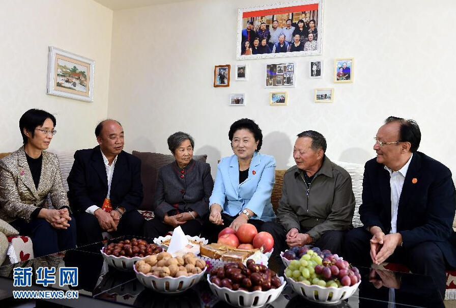 9月27日，中共中央政治局委員、國(guó)務(wù)院副總理、中央代表團(tuán)副團(tuán)長(zhǎng)劉延?xùn)|率中央代表團(tuán)分團(tuán)，帶著黨中央、國(guó)務(wù)院的親切關(guān)懷和全國(guó)各族人民的深切情誼，來(lái)到和田地區(qū)、阿克蘇地區(qū)慰問(wèn)各族干部群眾，并祝賀大家中秋節(jié)快樂(lè)。這是劉延?xùn)|來(lái)到新疆生產(chǎn)建設(shè)兵團(tuán)第一師五團(tuán)團(tuán)場(chǎng)退休職工包春祥家中慰問(wèn)。新華社記者 張領(lǐng) 攝