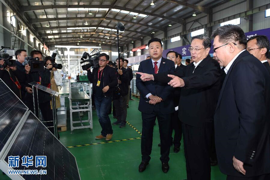 9月28日，中共中央政治局常委、全國政協(xié)主席、中央代表團團長俞正聲率中央代表團部分成員赴祖國最西端的新疆克孜勒蘇柯爾克孜自治州看望慰問各族干部群眾。這是俞正聲來到阿圖什市昆山產(chǎn)業(yè)園新疆中興能源公司視察工作。新華社記者 饒愛民 攝