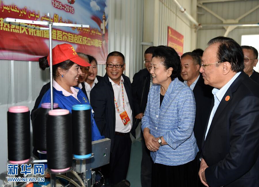 9月28日，中共中央政治局委員、國(guó)務(wù)院副總理、中央代表團(tuán)副團(tuán)長(zhǎng)劉延?xùn)|率中央代表團(tuán)分團(tuán)赴阿克蘇地區(qū)、伊犁哈薩克自治州慰問(wèn)，與各族干部群眾共度節(jié)日、共享歡樂(lè)。這是劉延?xùn)|在阿克蘇紡織工業(yè)城慰問(wèn)棉紡工人。新華社記者張領(lǐng)攝