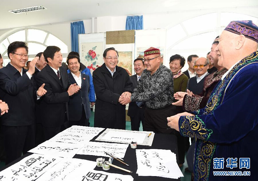 9月29日，中共中央政治局常委、全國政協(xié)主席、中央代表團(tuán)團(tuán)長俞正聲率中央代表團(tuán)部分成員赴阿勒泰地區(qū)看望各族干部群眾。這是俞正聲來到阿勒泰地區(qū)老年人活動(dòng)中心，觀看老同志書畫展，同老同志親切交談。新華社記者 高潔 攝