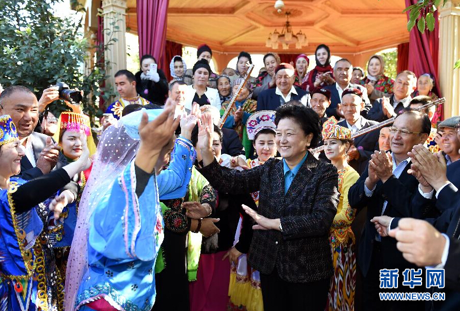 9月29日，中共中央政治局委員、國務(wù)院副總理、中央代表團副團長劉延?xùn)|率中央代表團分團在伊犁哈薩克自治州看望慰問各族干部群眾。這是劉延?xùn)|在伊寧市漢賓鄉(xiāng)發(fā)展村考察慰問時與表演維吾爾族傳統(tǒng)歌舞&ldquo;麥西來甫&rdquo;的村民們交流。新華社記者張領(lǐng)攝