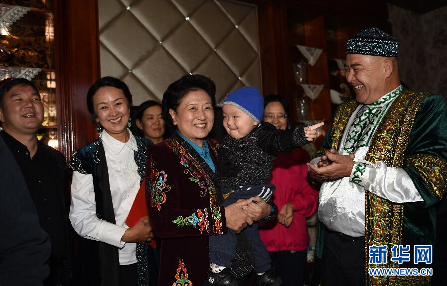 9月29日，中共中央政治局委員、國務(wù)院副總理、中央代表團副團長劉延?xùn)|率中央代表團分團在伊犁哈薩克自治州看望慰問各族干部群眾。這是劉延?xùn)|在伊寧市漢賓鄉(xiāng)發(fā)展村走訪慰問哈薩克族村民。新華社記者張領(lǐng)攝