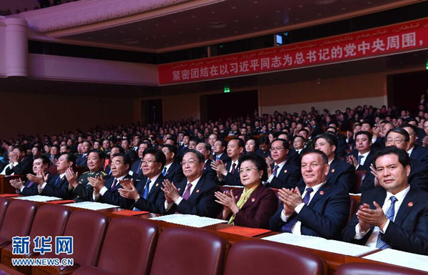     9月30日，慶祝新疆維吾爾自治區(qū)成立60周年文藝晚會《新疆禮贊》在新疆人民會堂精彩呈現(xiàn)。中共中央政治局常委、全國政協(xié)主席、中央代表團團長俞正聲，與2000余名各族群眾代表一起觀看演出。新華社記者 饒愛民 攝