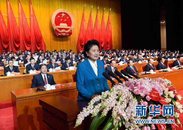 10月1日，慶祝中華人民共和國成立66周年暨新疆維吾爾自治區(qū)成立60周年大會在新疆人民會堂隆重舉行。這是中共中央政治局委員、國務院副總理、中央代表團副團長劉延東宣讀中共中央、全國人大常委會、國務院、全國政協(xié)、中央軍委關于慶祝新疆維吾爾自治區(qū)成立60周年的賀電。新華社記者 饒愛民 攝 