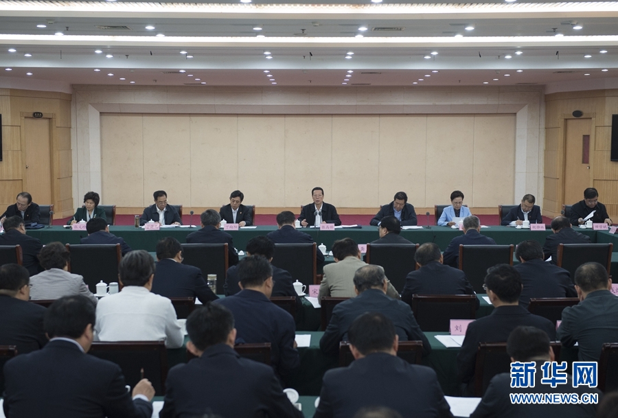 10月22日至23日，中共中央政治局常委、國務(wù)院副總理張高麗在山東調(diào)研扶貧工作情況。這是10月23日，張高麗在菏澤市主持召開扶貧工作座談會(huì)。 新華社記者 王曄 攝