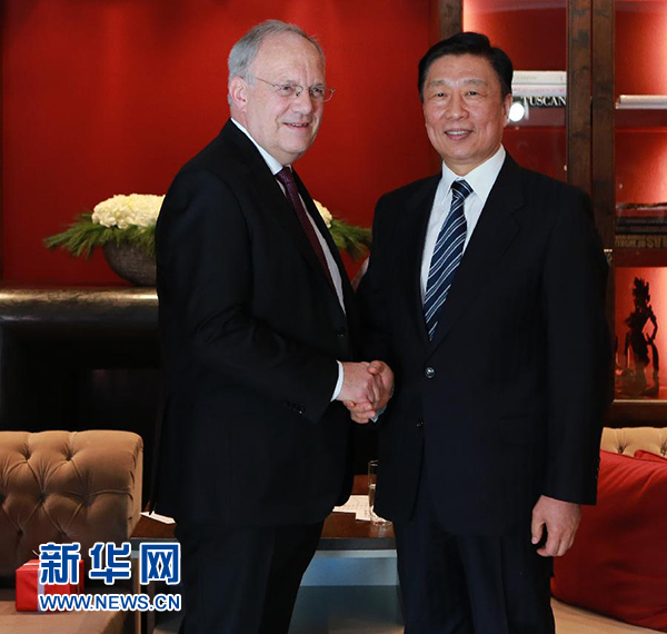 1月21日，中國國家副主席李源潮（右）在瑞士達(dá)沃斯會(huì)見瑞士聯(lián)邦主席施奈德－阿曼。 新華社記者羅歡歡攝