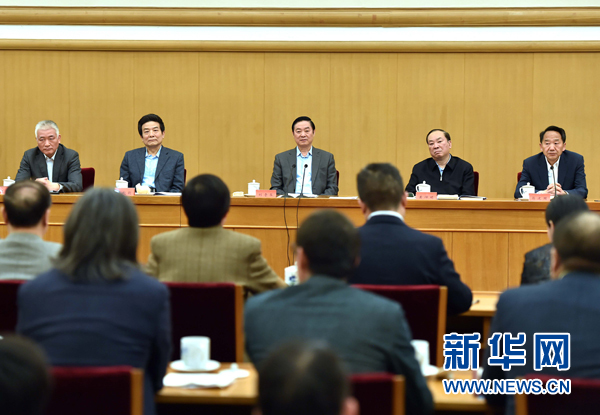 4月8日，中共中央政治局委員、中央書記處書記、中宣部部長劉奇葆在北京同講好中國故事專家學(xué)者、文化交流使者研討班學(xué)員座談。 新華社記者李濤 攝