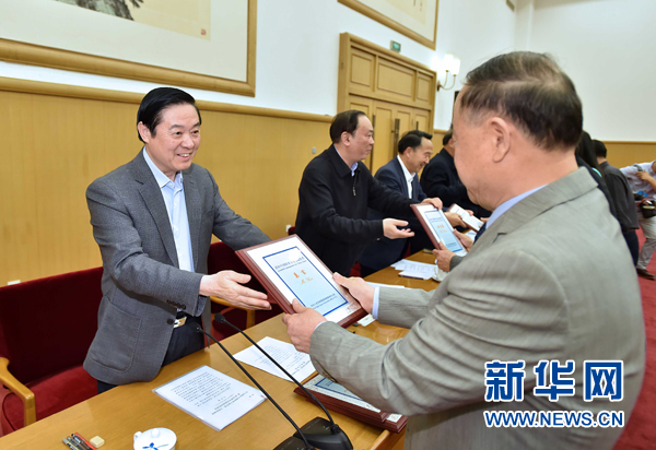 4月8日，中共中央政治局委員、中央書記處書記、中宣部部長劉奇葆在北京同講好中國故事專家學(xué)者、文化交流使者研討班學(xué)員座談。這是劉奇葆在座談會(huì)上向獲得講好中國故事文化交流使者稱號(hào)的代表頒發(fā)證書。新華社記者 李濤 攝