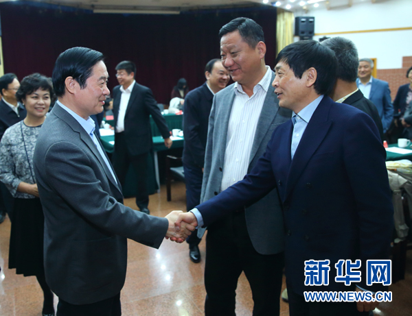 4月12日，中共中央政治局委員、中央書記處書記、中宣部部長劉奇葆在北京出席&ldquo;走向世界的中國兒童文學(xué)&rdquo;座談會并講話。這是座談會后，劉奇葆與國際安徒生獎獲得者、兒童文學(xué)作家曹文軒握手。新華社記者丁海濤攝