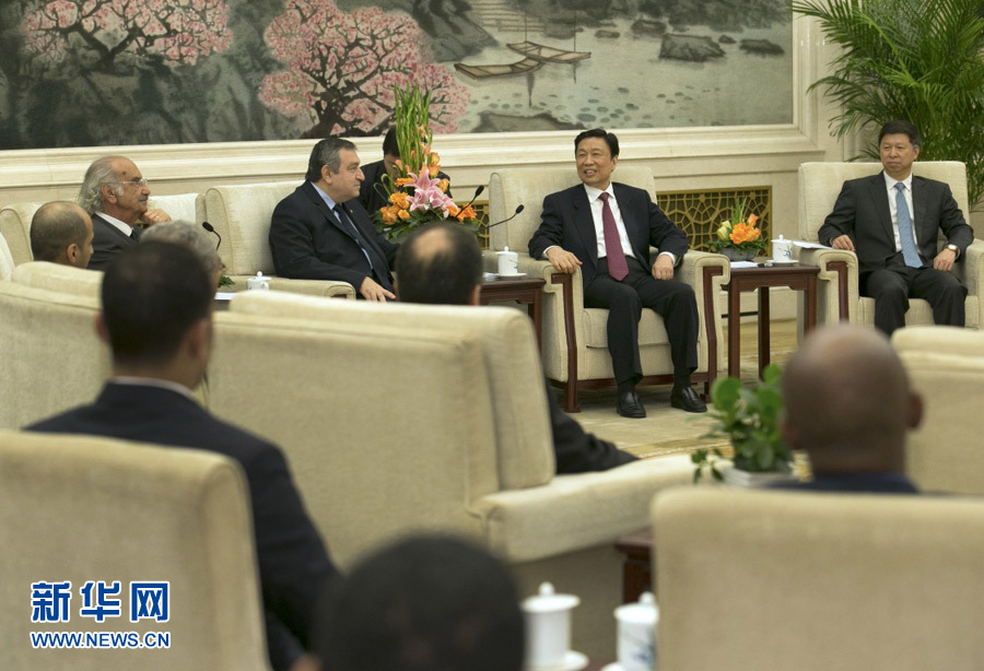 4月25日，國(guó)家副主席李源潮在北京人民大會(huì)堂會(huì)見(jiàn)出席&ldquo;中國(guó)－阿拉伯國(guó)家政黨對(duì)話會(huì)&rdquo;的外方代表。 新華社記者馬占成攝