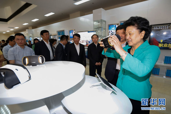 5月8日，中共中央政治局委員、國(guó)務(wù)院副總理劉延?xùn)|在天津出席2016年職業(yè)教育活動(dòng)周啟動(dòng)儀式暨全國(guó)職業(yè)院校技能大賽開(kāi)幕式。這是劉延?xùn)|（右一）在天津廣播電視大學(xué)體驗(yàn)區(qū)，通過(guò)全景VR設(shè)備體驗(yàn)汽車修理培訓(xùn)課程。新華社記者 沈伯韓攝