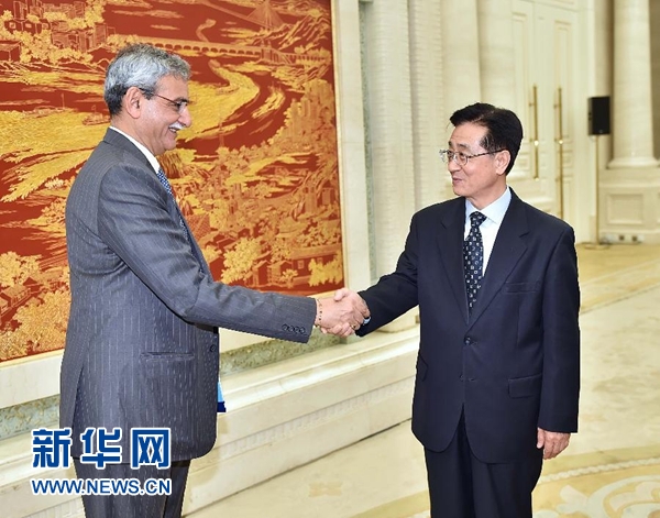 5月9日，中共中央書記處書記、中央紀(jì)委副書記趙洪祝在北京會見印度中央監(jiān)察委員會主席喬杜里。 新華社記者 李濤 攝