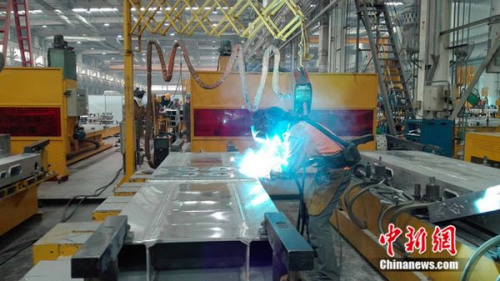 中車青島四方機(jī)車車輛股份有限公司&ldquo;80后&rdquo;高級(jí)技師張合禮在車間焊接鋼縫。