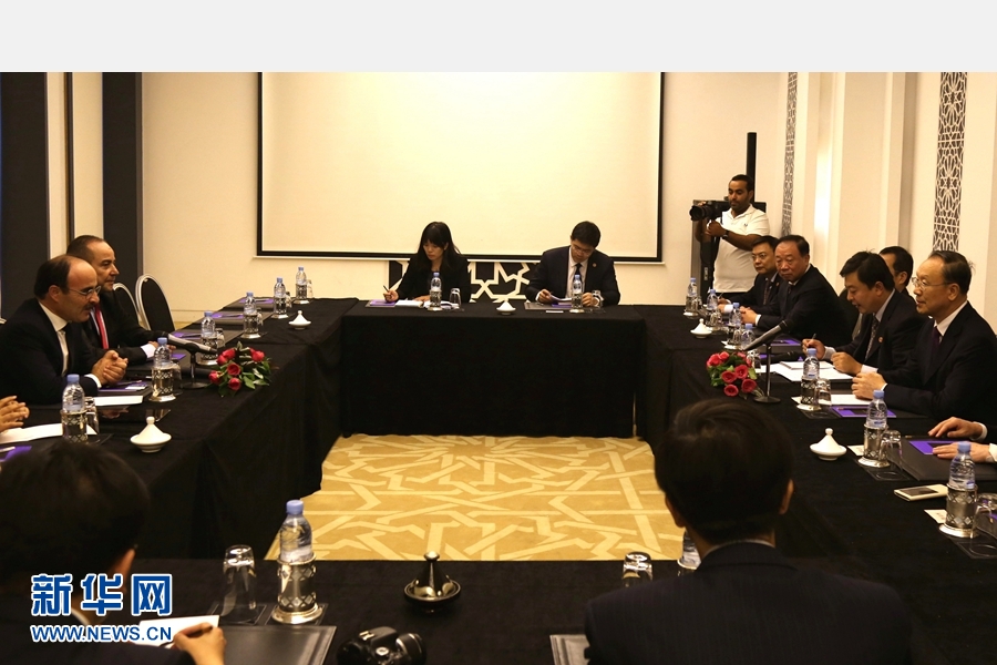 9月19日，在摩洛哥首都拉巴特，中共中央書記處書記、全國政協(xié)副主席杜青林（右一）會見摩洛哥真實性與現(xiàn)代黨總書記奧馬里（左一）。應(yīng)摩洛哥參議院邀請，中共中央書記處書記、全國政協(xié)副主席杜青林于18日至20日率中共代表團訪摩，分別會見政府首腦本&middot;基蘭、參議長本希馬、真實性與現(xiàn)代黨總書記奧馬里等。新華社記者劉鍇攝