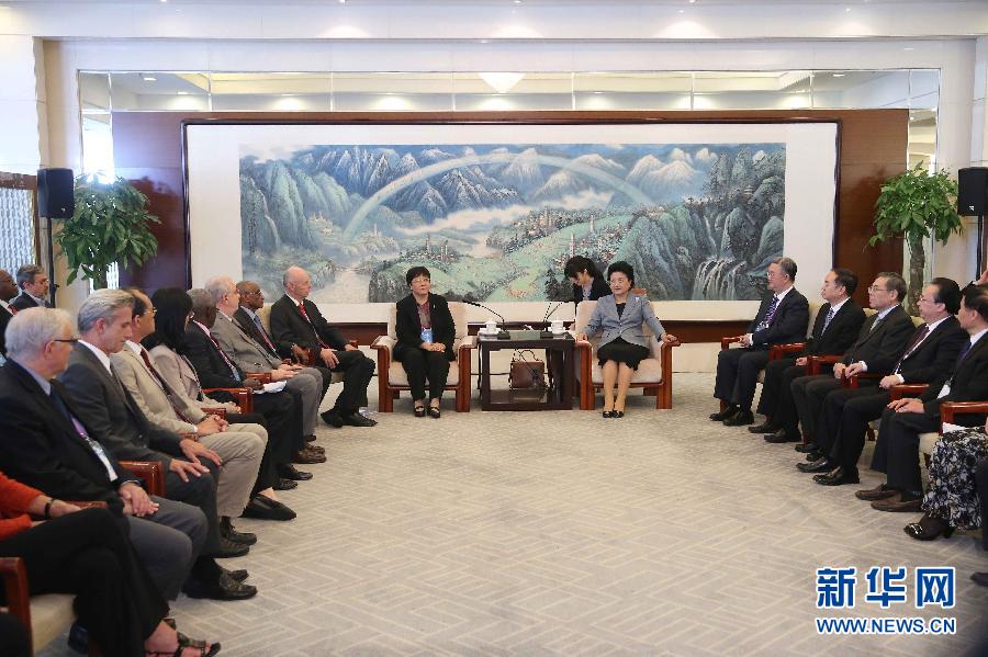 9月28日，國際醫(yī)學(xué)科學(xué)院組織2016年全體成員大會(huì)在北京舉行。國務(wù)院副總理劉延?xùn)|出席會(huì)議并作主旨報(bào)告。會(huì)前，劉延?xùn)|集體會(huì)見出席大會(huì)的主要嘉賓。新華社記者劉衛(wèi)兵攝 