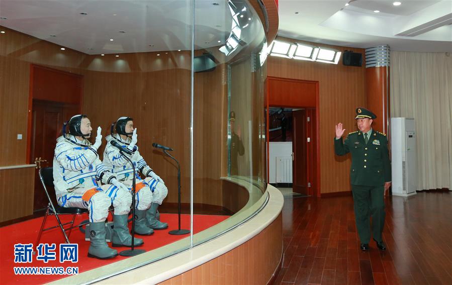 (時(shí)政)范長(zhǎng)龍看望神舟十一號(hào)航天員景海鵬、陳冬