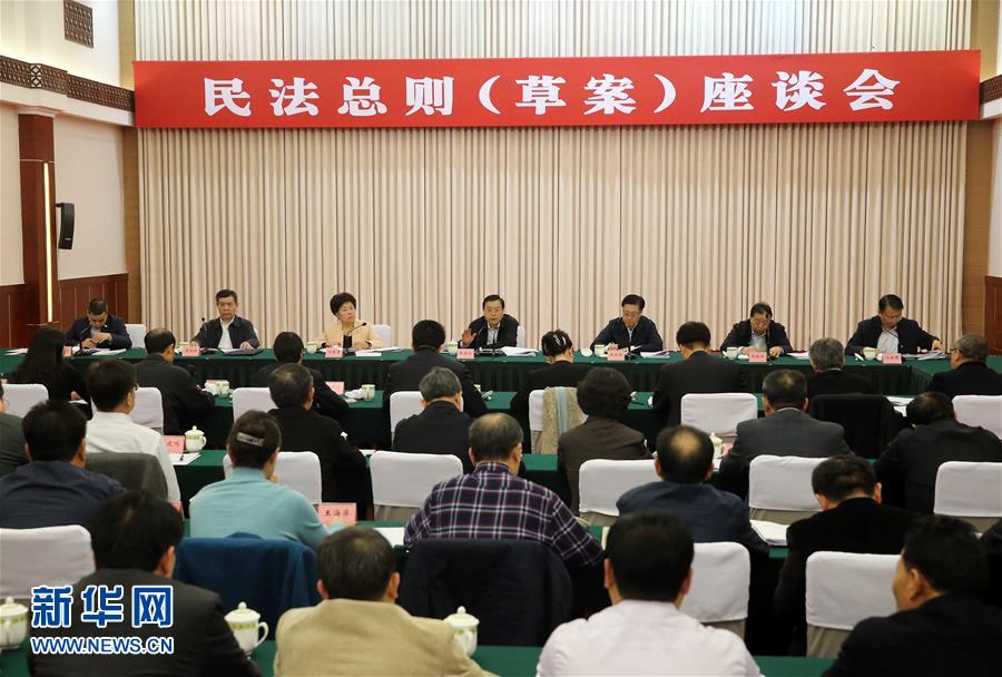 這是11月23日，張德江在成都主持召開座談會，11個?。▍^(qū)、市）人大常委會負責同志、部分全國人大代表、法律工作者及專家學者參加會議。新華社記者 劉衛(wèi)兵 攝 