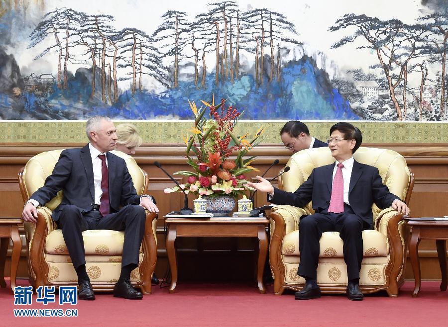 11月25日，中共中央政治局委員、中央政法委書(shū)記孟建柱在北京會(huì)見(jiàn)白俄羅斯總統(tǒng)辦公廳副主任米茨克維奇。 新華社記者燕雁攝 
