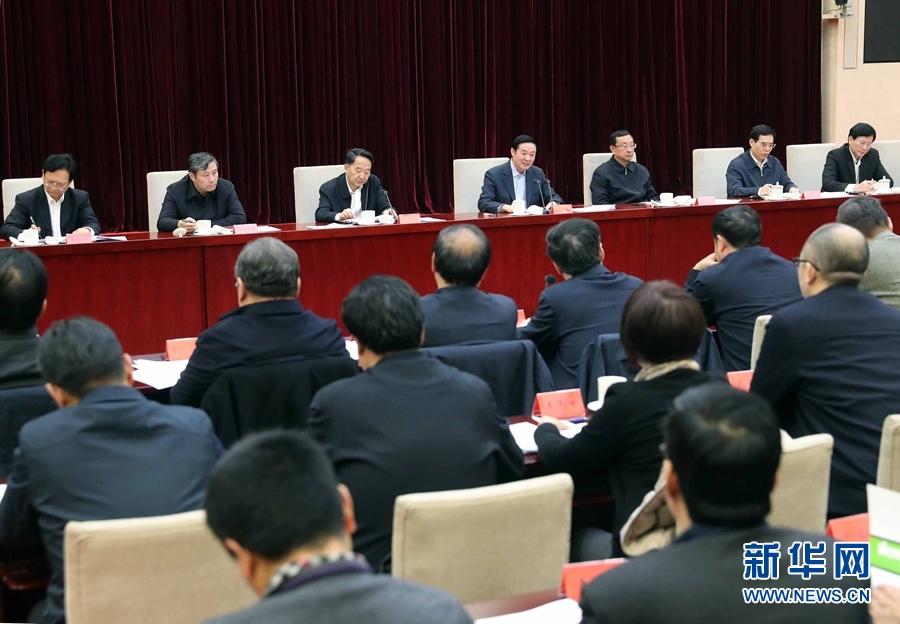 12月10日，中宣部在北京召開(kāi)學(xué)習(xí)貫徹習(xí)近平總書(shū)記在中國(guó)文聯(lián)十大、中國(guó)作協(xié)九大開(kāi)幕式上和會(huì)見(jiàn)中國(guó)記協(xié)第九屆理事會(huì)代表時(shí)重要講話(huà)精神座談會(huì)。中共中央政治局委員、中央書(shū)記處書(shū)記、中宣部部長(zhǎng)劉奇葆出席會(huì)議并講話(huà)。新華社記者 劉衛(wèi)兵 攝 