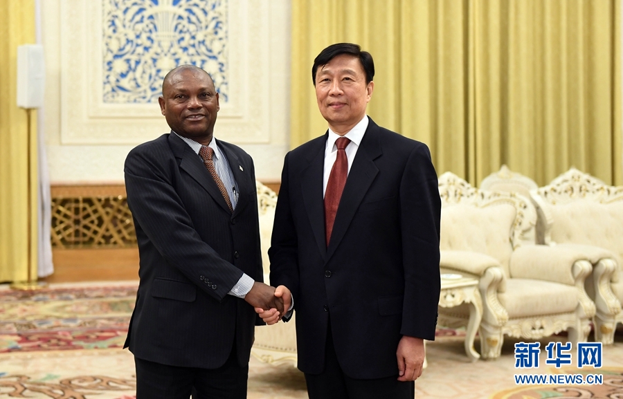 12月26日，國家副主席李源潮在北京會見圣多美和普林西比外交和海外僑民部部長博特略。 新華社記者 張鐸 攝