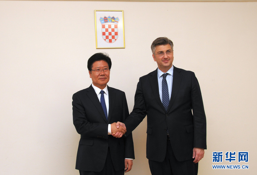 4月10日，克羅地亞民主共同體主席、政府總理普連科維奇（右）在薩格勒布會見中共中央政治局委員、中央黨的建設(shè)工作領(lǐng)導(dǎo)小組副組長張春賢。新華社記者薛群攝