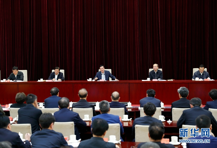 4月13日，中央宣傳部、中央政法委在北京召開(kāi)貫徹落實(shí)《關(guān)于進(jìn)一步把社會(huì)主義核心價(jià)值觀融入法治建設(shè)的指導(dǎo)意見(jiàn)》電視電話會(huì)議。中共中央政治局委員、中央書記處書記、中宣部部長(zhǎng)劉奇葆出席會(huì)議并講話。新華社記者丁海濤攝